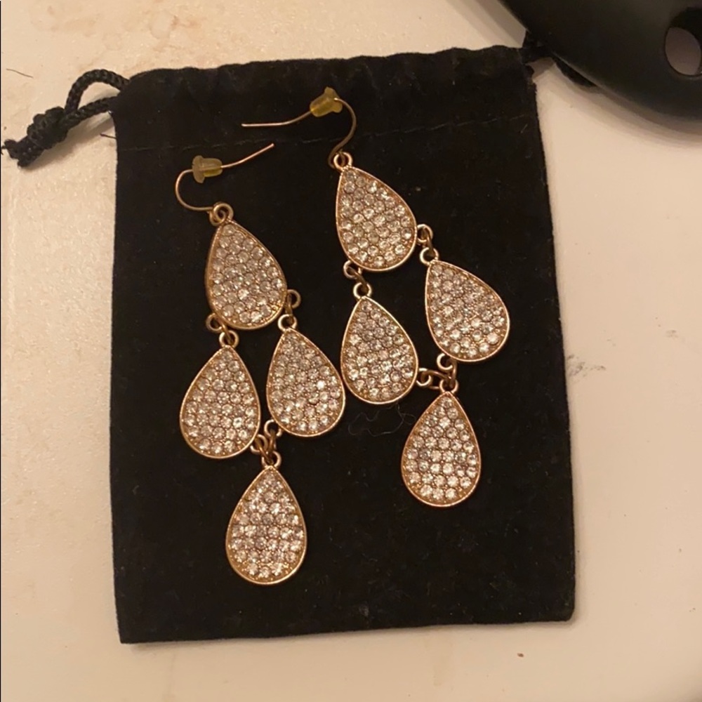 Beautiful chandelier earrings in gold w/ diamonds